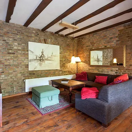 Lilie Mit Balkon In Einer Geschmackvoll Sanierten Backsteinmuehle *