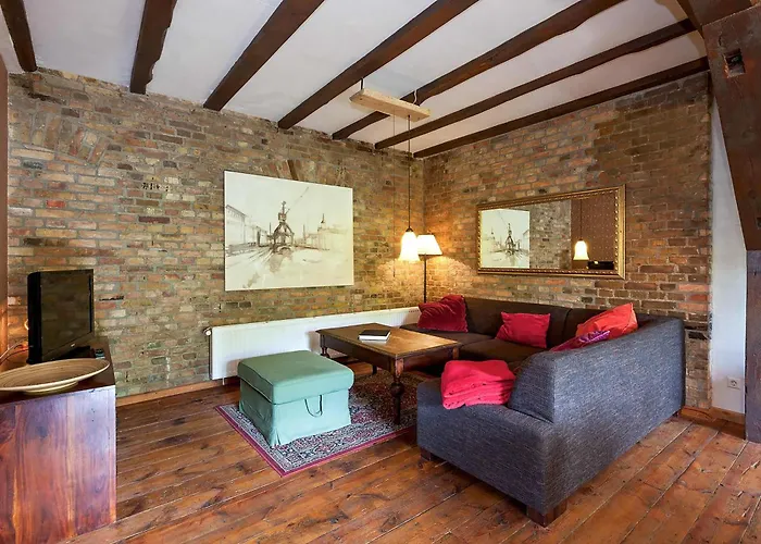 Lilie Mit Balkon In Einer Geschmackvoll Sanierten Backsteinmuehle *